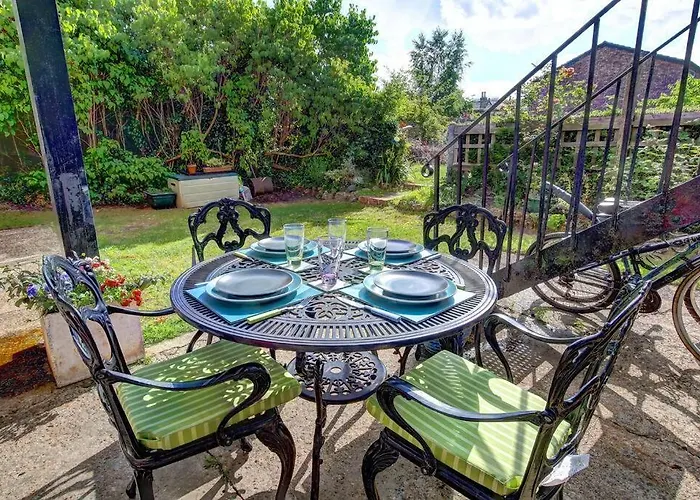 2 Bed Flat - Sw London With Parking