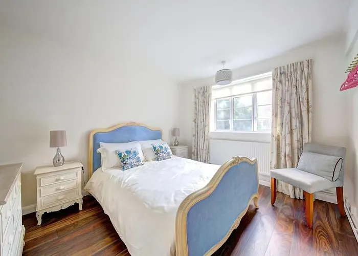 2 Bed Flat - Sw London With Parking