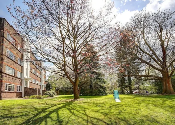 2 Bed Flat - Sw London With Parking