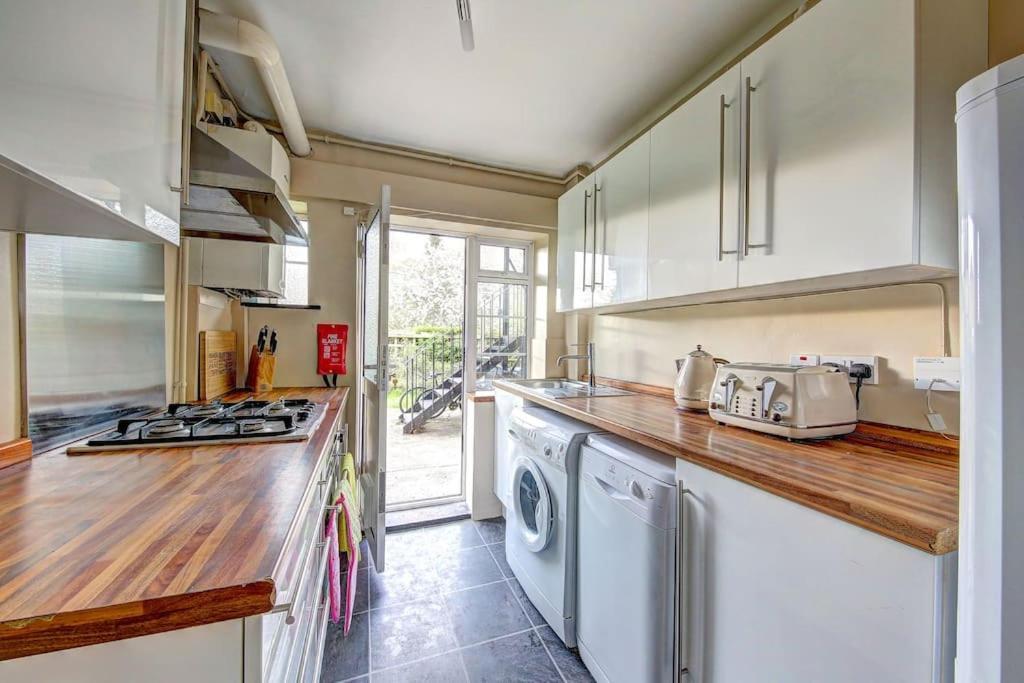 2 Bed Flat - Sw London With Parking Apartment