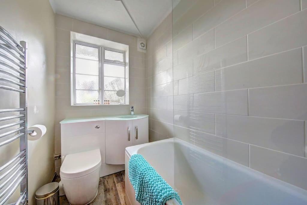 Apartment 2 Bed Flat - Sw London With Parking Teddington
