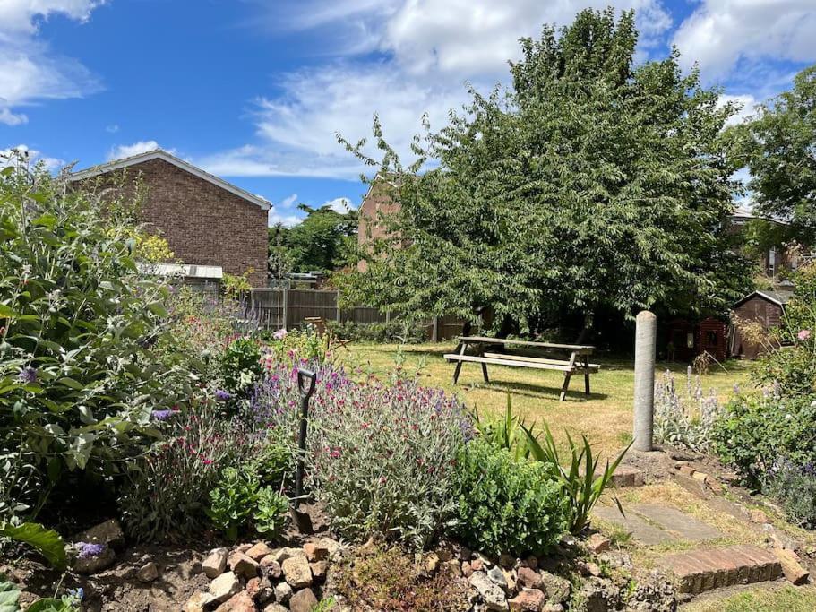 2 Bed Flat - Sw London With Parking Apartment Teddington