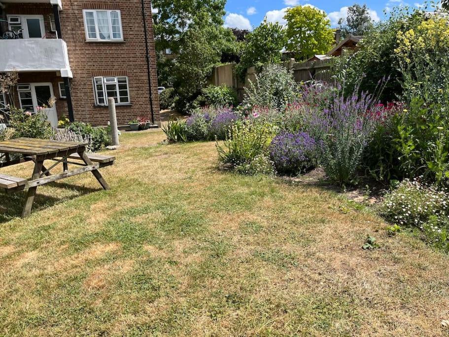 2 Bed Flat - Sw London With Parking Teddington