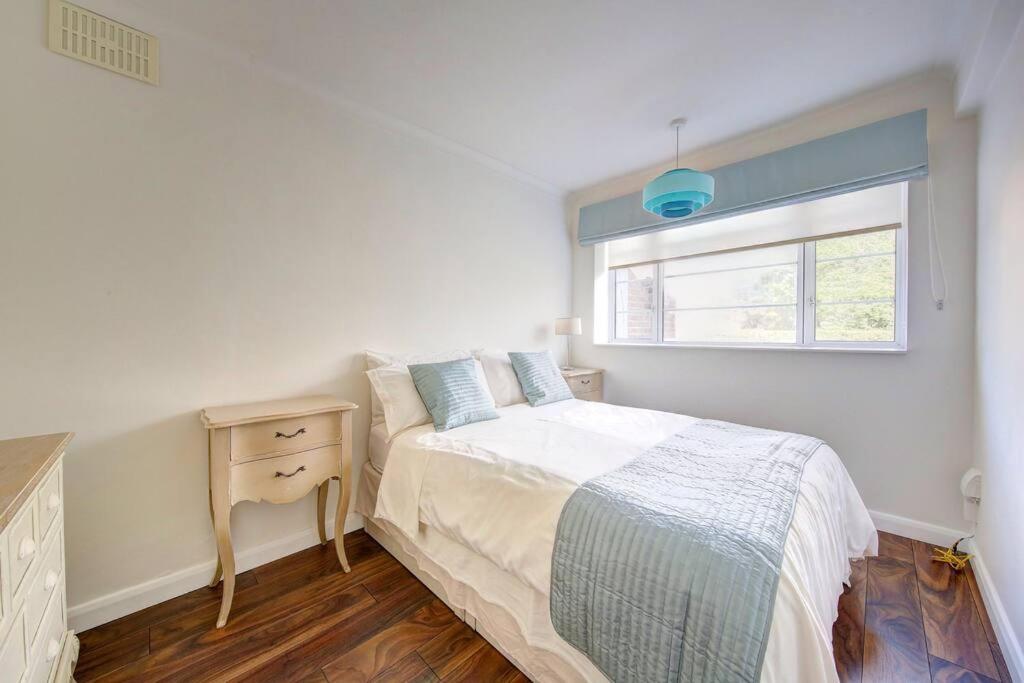 2 Bed Flat - Sw London With Parking Apartment Teddington